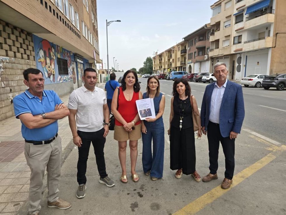 La parlamentaria andaluza del PSOE de Granada, Olga Manzano, junto a representantes socialistas de Morelábor, Purullena y Benalúa de Guadix, la parlamentaria andaluza Mª Ángeles Prieto y la portavoz del PSOE accitano, Belén Porcel.