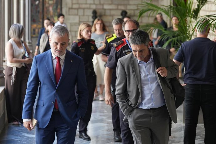 L'alcalde de Barcelona, Jaume Collboni, i el director general dels Mossos d'Esquadra, Josep Lluís Trapero, després de la Junta Local de Seguretat de Barcelona
