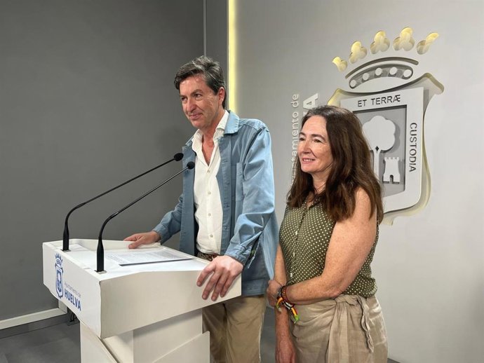 El portavoz de Vox en el Ayuntamiento de Huelva, Wenceslao Font, y la viceportavoz, María López.