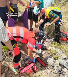 Asistencia del SAMU 061 y la Guardia Civil a uno de los excursionistas en Betlem.