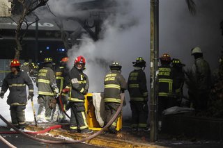 Santiago, 21 de Abril 2023. Un incendio  se registra en una camara electrica   en la calle de guardia vieja con Barcelona  en la comuna de Providencia. Jonnathan Oyarzun/Aton Chile