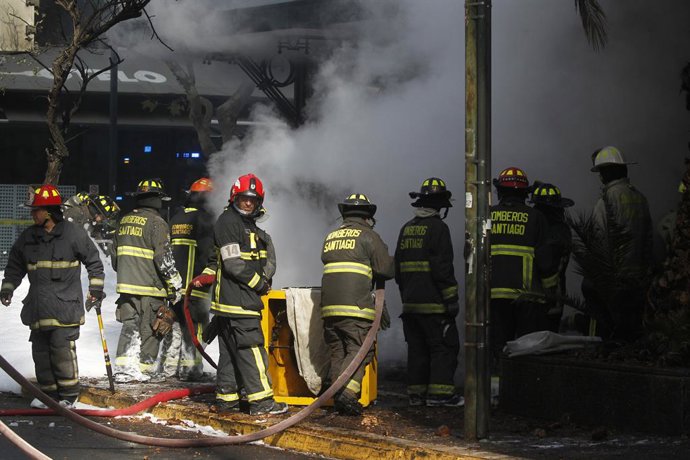 Santiago, 21 de Abril 2023. Un incendio  se registra en una camara electrica   en la calle de guardia vieja con Barcelona  en la comuna de Providencia. Jonnathan Oyarzun/Aton Chile