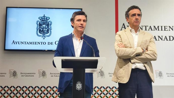 Archivo - El portavoz del equipo de gobierno de Granada , Jorge Saavedra, y el concejal de Urbanismo, Enrique Catalina. Archivo.