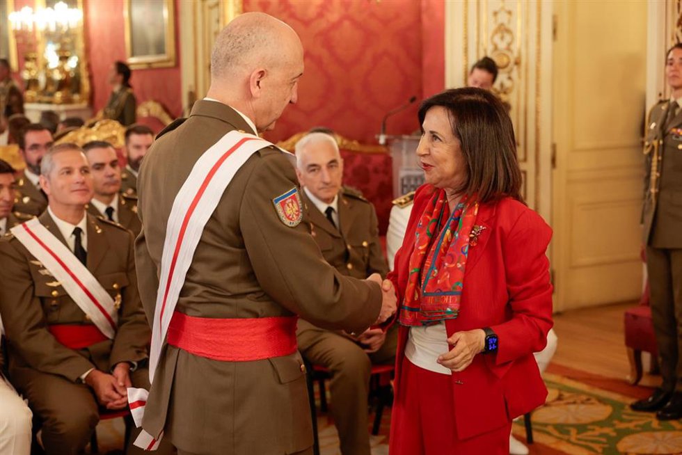 La ministra de Defensa, Margarita Robles, ha presidido este lunes el acto institucional de imposición de 19 altas condecoraciones militares en el Palacio de Buenavista, sede del Cuartel General del Ejército de Tierra.