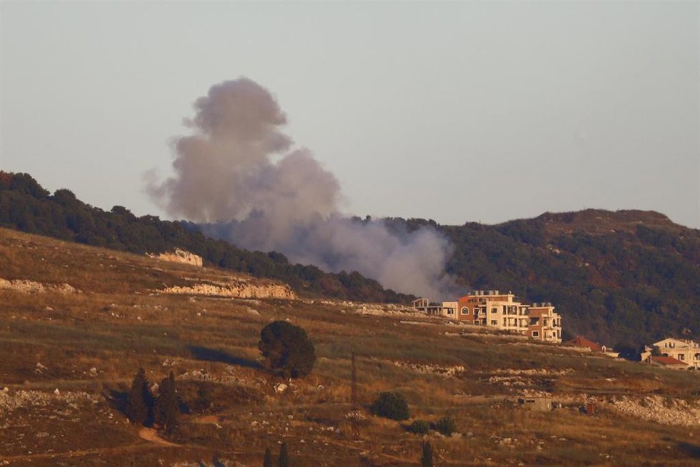 Columna de humo tras un bombardeo de artillería israelí dirigido contra Ali al Taher, en el sur de Líbano.