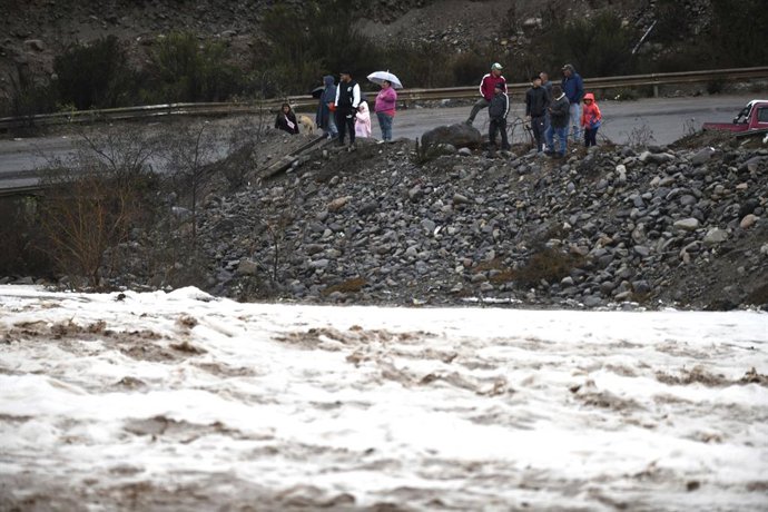 Coquimbo, 18 de julio de 2026. Debido a las intensas precipitaciones que afectan a la zona se activaron la mayoría de las quebradas como es el caso de Islon que corto la ruta dejando aislada a localidades del sector.  Alejandro Pizarro/Aton Chile