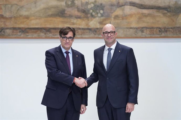 El presidente de la Generalitat Salvador Illa y el nuevo conseller de Derechos Sociales Raúl Moreno