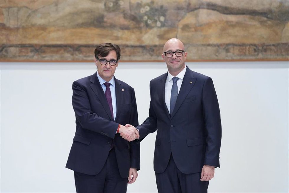 El presidente de la Generalitat Salvador Illa y el nuevo conseller de Derechos Sociales Raúl Moreno
