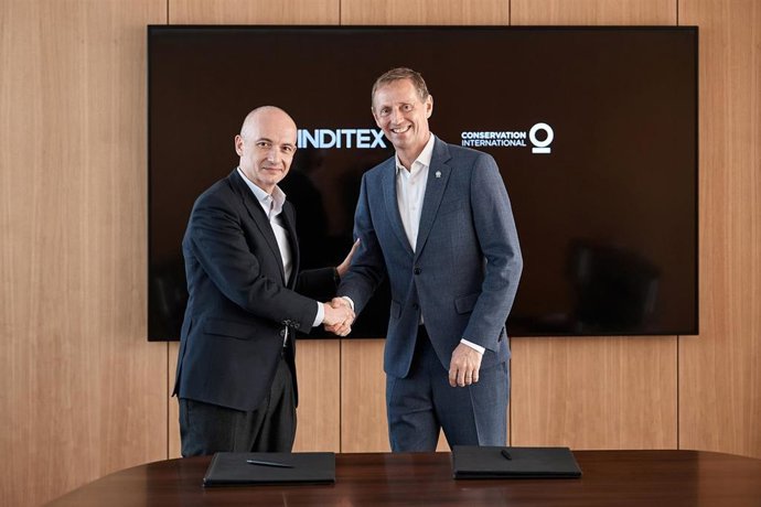 El CEO de Inditex, Óscar García Maceiras, y el  director ejecutivo de Conservación Internacional, Sebastian Troëng,firman acuerdo