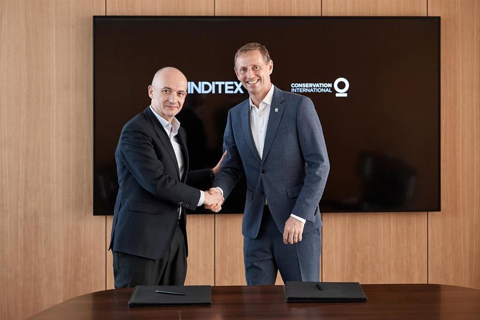 El CEO de Inditex, Óscar García Maceiras, y el  director ejecutivo de Conservación Internacional, Sebastian Troëng,firman acuerdo