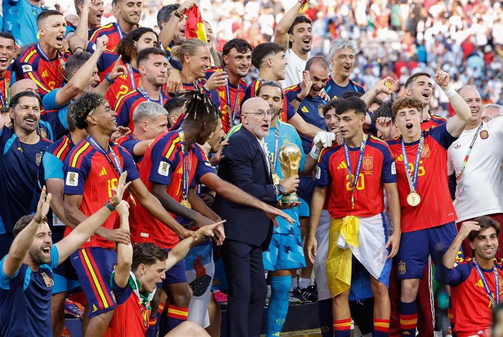 El seleccionador español Luis de la Fuente con el trofeo de la Copa del Mundo.