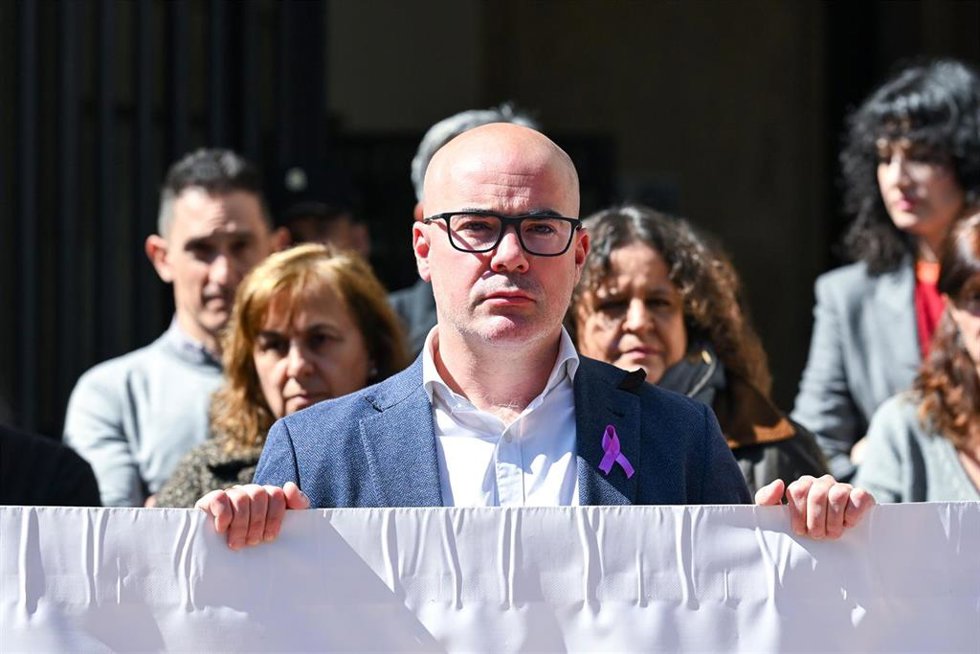Archivo - El delegado del Gobierno, Francisco Martín (c), junto a varias personas durante un minuto de silencio por el feminicidio por violencia de género de una mujer en la provincia de Zaragoza y de una menor en Alicante, a 24 de marzo de 2026, en Madri