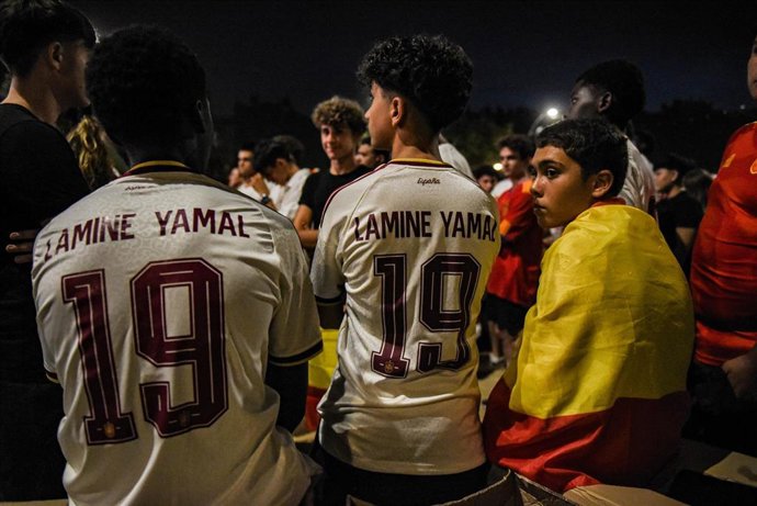 Aficionados de la selección española durante la final del Mundial de fútbol 2026, en el barrio de Rocafonda, a 19 de julio de 2026, en Mataró, Barcelona, Catalunya (España). El delantero de la selección española Lamine Yamal creció en el barrio de Rocafon