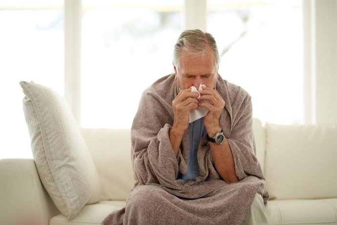 Archivo - Imagen de recurso de un hombre con gripe.