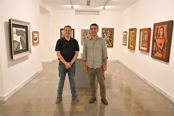 El director del Museo de Arte de Almería, Juan Manuel Martín, y el concejal de Turismo, Comunicaciones y Promoción de la Ciudad, Joaquín Pérez de la Blanca, durante la visita a la exposición 'Ginés Parra y otros pintores españoles de la Escuela de París'.