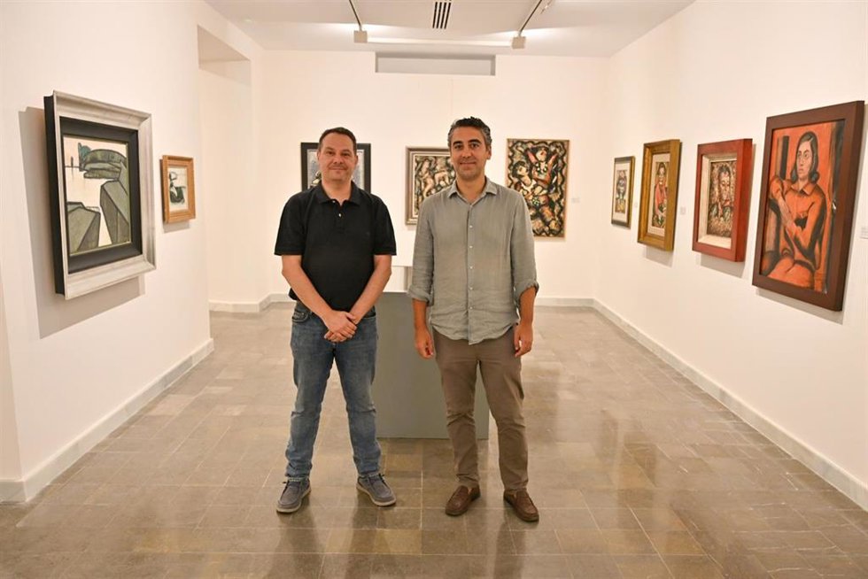 El director del Museo de Arte de Almería, Juan Manuel Martín, y el concejal de Turismo, Comunicaciones y Promoción de la Ciudad, Joaquín Pérez de la Blanca, durante la visita a la exposición 'Ginés Parra y otros pintores españoles de la Escuela de París'.