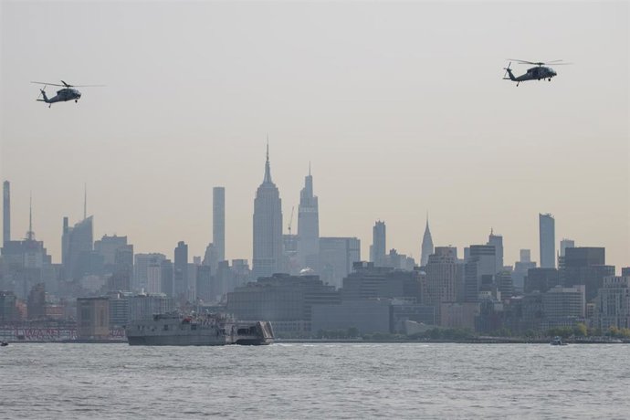 Archivo - Varios helicópteros sobrevuelan la ciudad de Nueva York