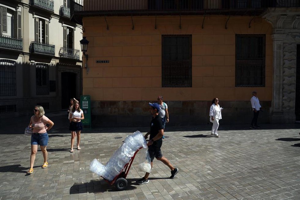 Archivo - Vecinos y visitantes de Málaga bajo los efectos de la segunda ola de calor.