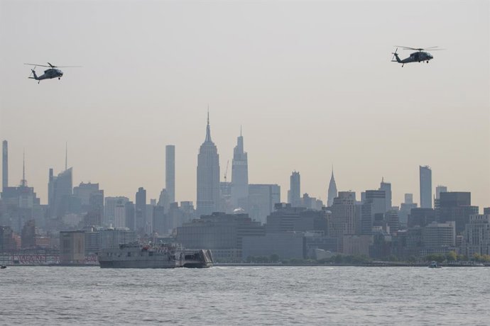Archivo - Arquivo - 24 de maio de 2023, EUA, Nova York: Navios da Marinha dos EUA chegam a Nova York para a Fleet Week, uma tradição da Marinha dos EUA. Foto: William Volcov/ZUMA Press Wire/dpa