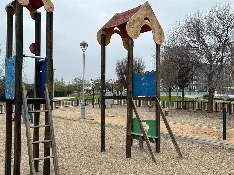 Archivo - Un parque infantil de Córdoba con signos de deterioro en una imagen de archivo.