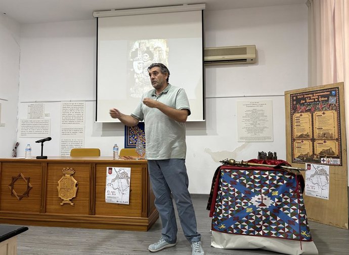 José Miguel Delgado, presentando 'El paso del Sur. Los ingenieros militares y el camino de Despeñaperros (1777-1808)’.