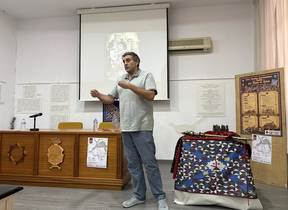 José Miguel Delgado, presentando 'El paso del Sur. Los ingenieros militares y el camino de Despeñaperros (1777-1808)’.