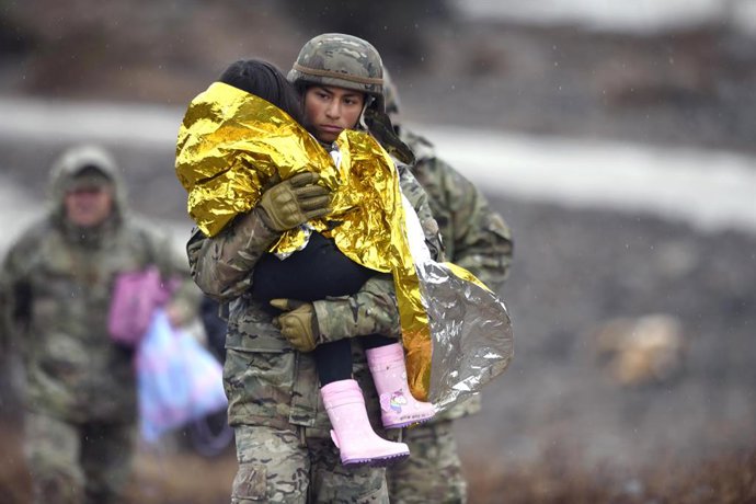 Coquimbo, 19 de julio de 2026. En la comuna de Coquimbo en el sector rural de Tambillos el Ejercito de Chile realiza el rescate de familias aisladas con maquinaria pesada debido a la activación de quebradas. Alejandro Pizarro/Aton Chile