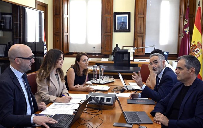 Reunión entre la alcaldesa de Murcia, Rebeca Pérez, y el rector de la Universidad de Murcia, Juan Samuel Baixauli, sobre el nuevo modelo de transporte