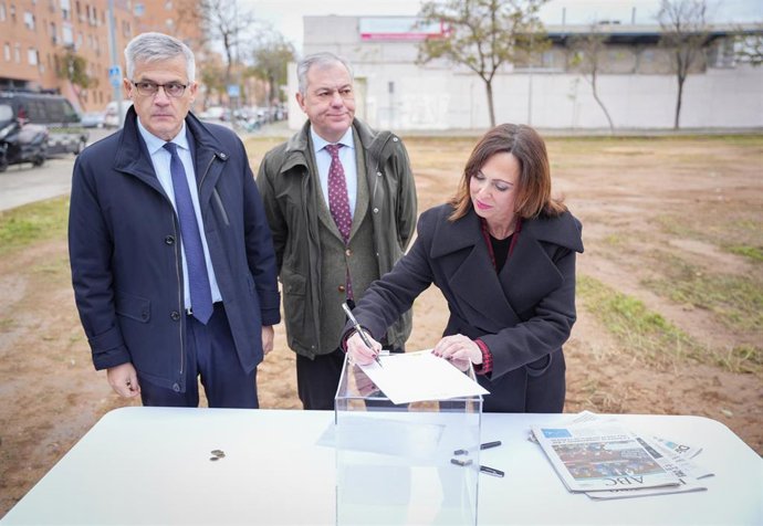 Archivo - La consejera de Fomento, Articulación del Territorio y Vivienda, Rocío Díaz (d), el alcalde de Sevilla, José Luis Sanz (c), y el secretario de Estado de Vivienda y Agenda Urbana, Francisco David Lucas (i), en una foto de archivo.