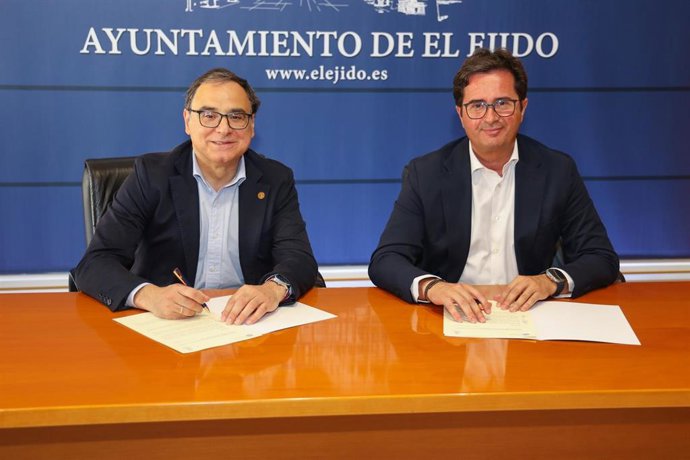 El rector de la Universidad de Almería, José Joaquín Céspedes, y el alcalde de El Ejido, Francisco Góngora, durante la firma del protocolo general de actuación entre ambas instituciones.