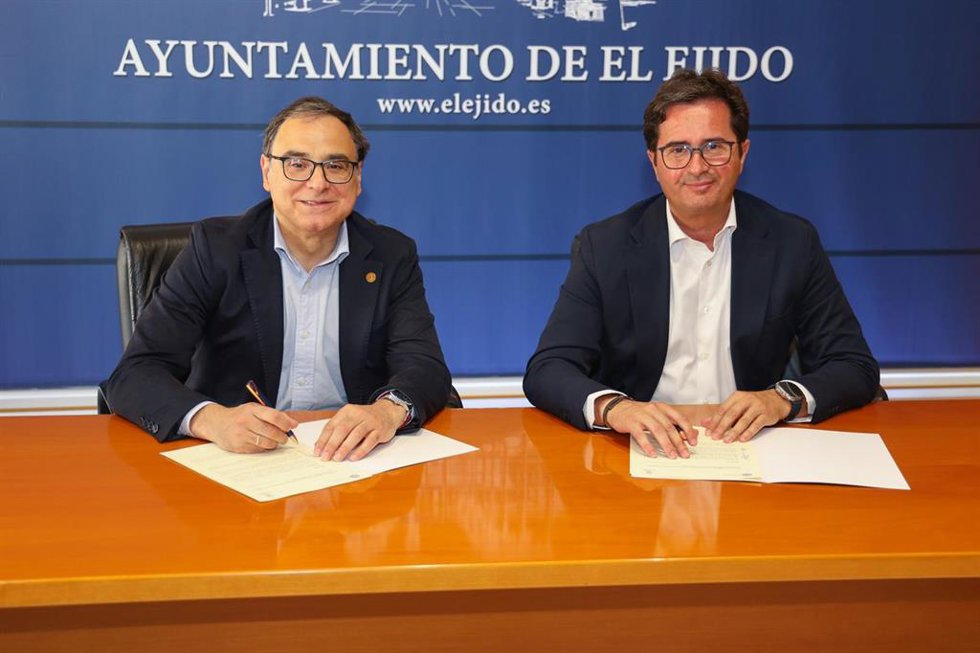 El rector de la Universidad de Almería, José Joaquín Céspedes, y el alcalde de El Ejido, Francisco Góngora, durante la firma del protocolo general de actuación entre ambas instituciones.