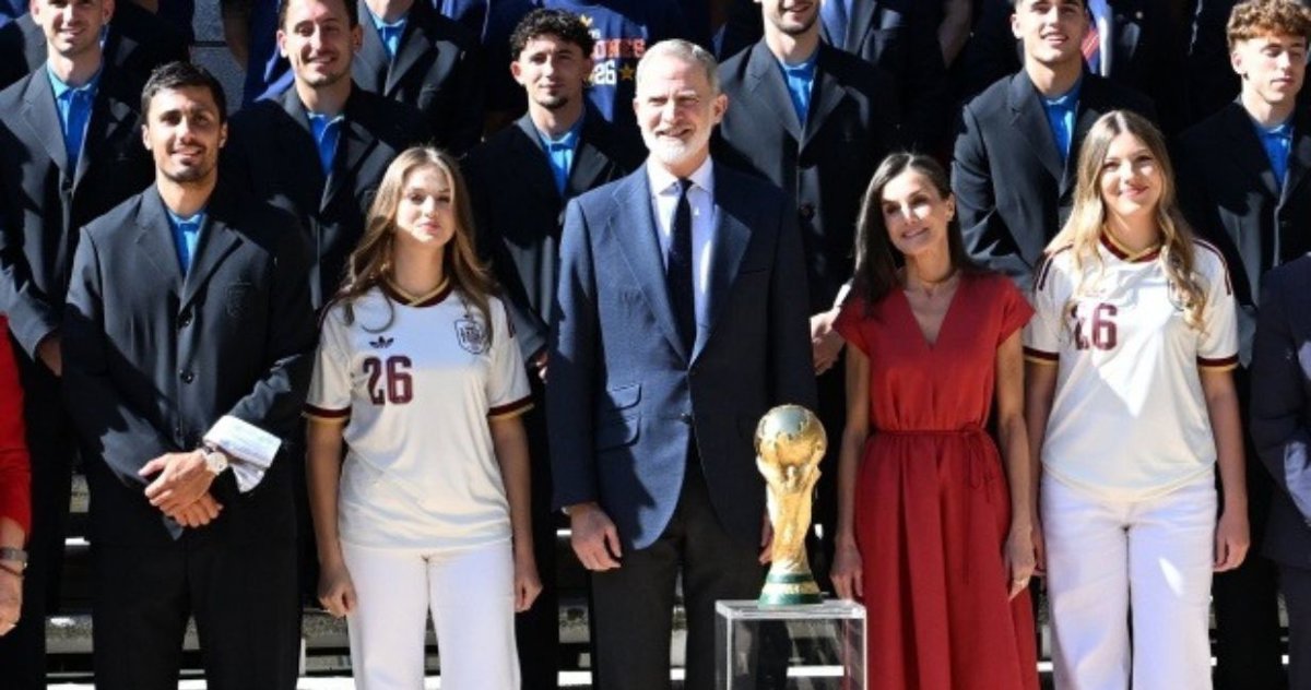 Los Reyes y Pedro Sánchez reciben a la selección campeona