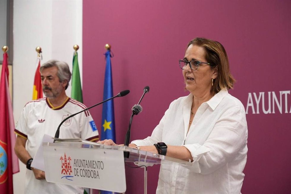 El portavoz del gobierno del Ayuntamiento de Córdoba, Miguel Ángel Torrico, y la teniente de alcalde delegada de Economía y Hacienda, Blanca Torrent, en rueda de prensa.