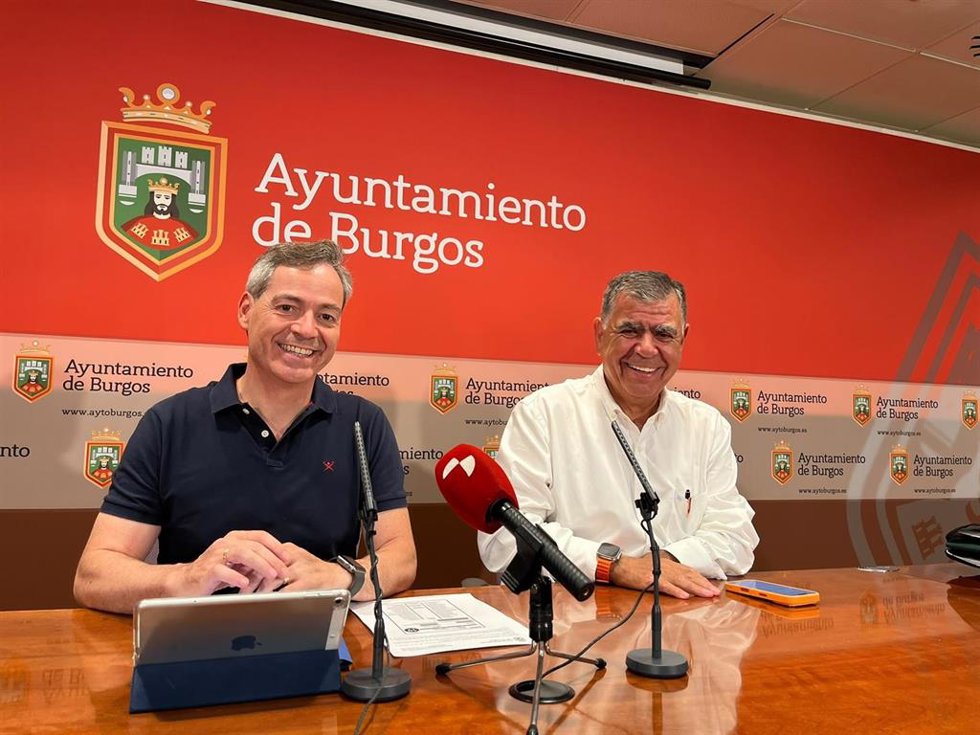 El presidente del Servicio de Movilidad y Transporte del Ayuntamiento de Burgos, César Barriada, junto al vicepresidente del mismo, Juan Manuel Manso.