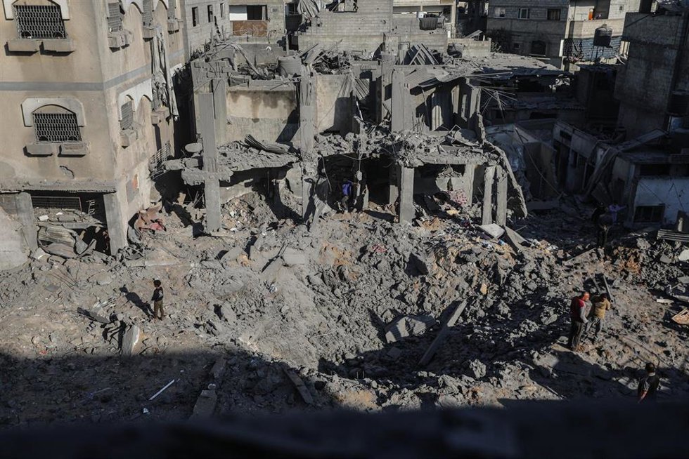 Archivo - Un edificio destruido tras un ataque israelí en el campamento de refugiados de Bureij, en el centro de la Franja de Gaza