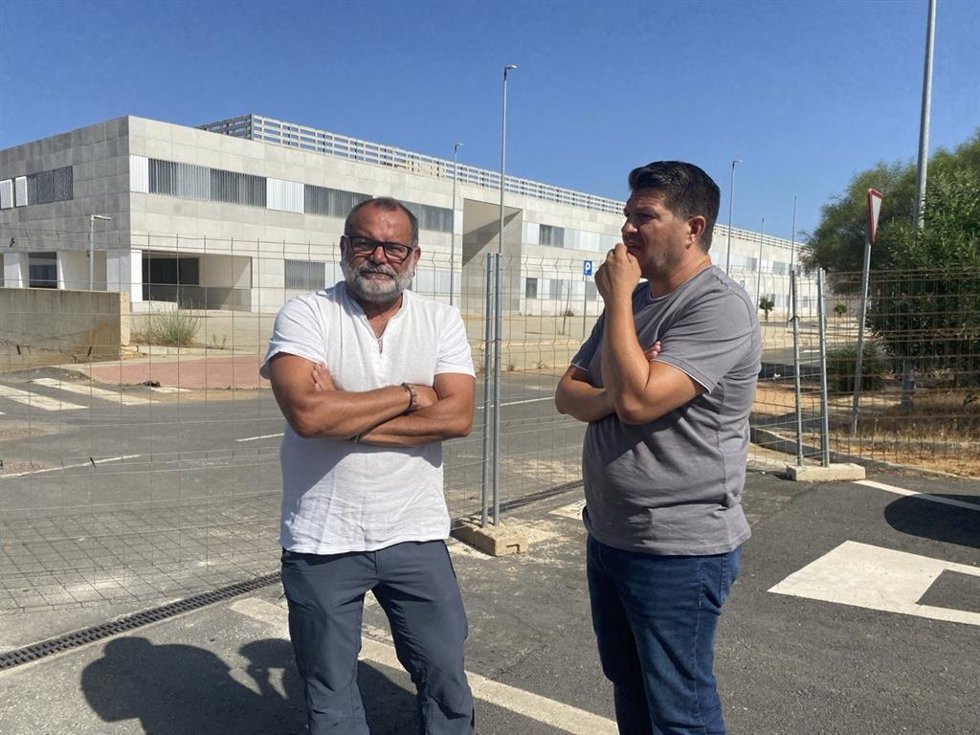 El parlamentario andaluz de Por Andalucía Rafael Sánchez Rufo (izquierda) y el coordinador de IU en Huelva, Marcos Toti, a las puertas del Chare de Lepe.