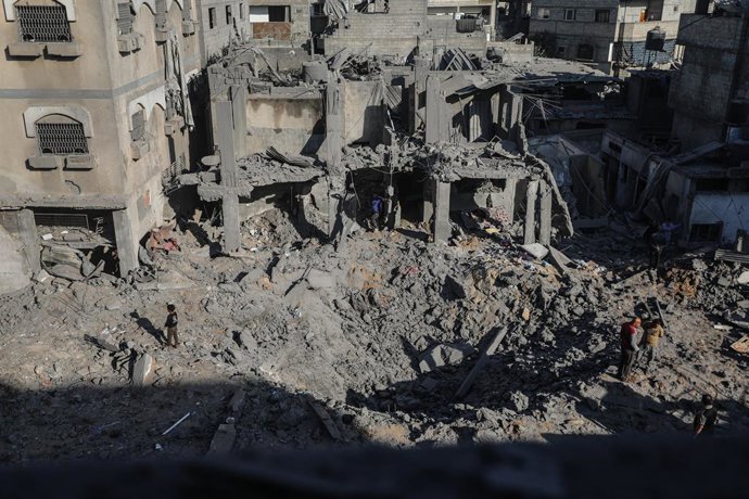 Archivo - Arquivo - 23 de maio de 2026, Bureij, Faixa de Gaza, Território Palestino: Palestinos inspecionam os danos causados a casas e ruas após um ataque israelense a uma residência e lojas no campo de refugiados de Bureij, na região central da Faixa de