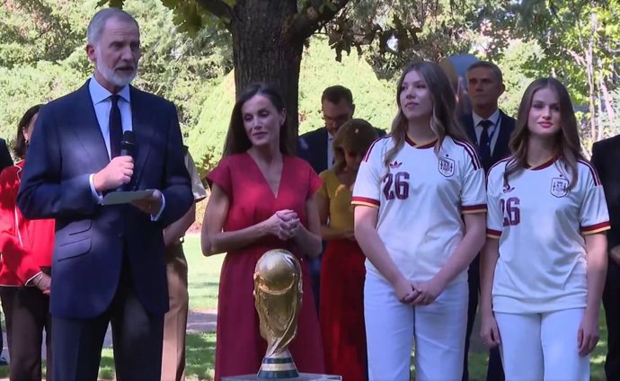La Familia Real con la Copa del Mundo duirante la audiencia en Zarzuela a la selección española de fútbol