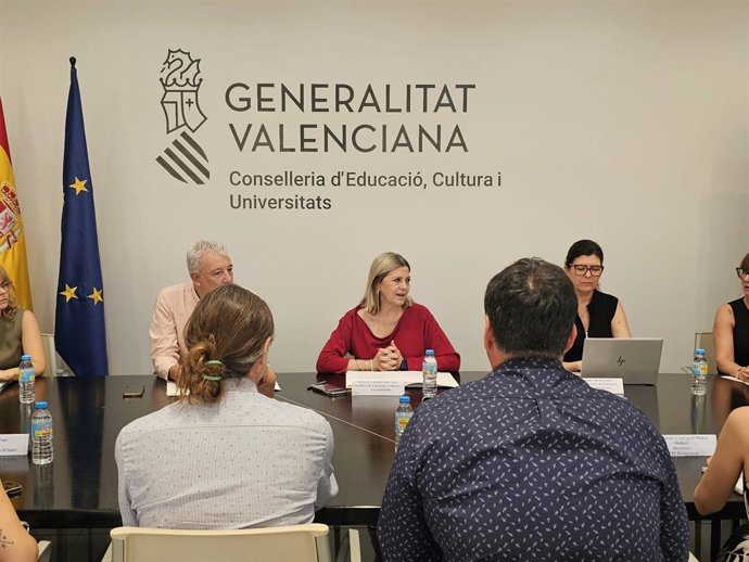 La Conselleria d'Educació, Cultura i Universitats ha constituït este dilluns la nova Mesa de Directores i Directors de la Comunitat Valenciana.