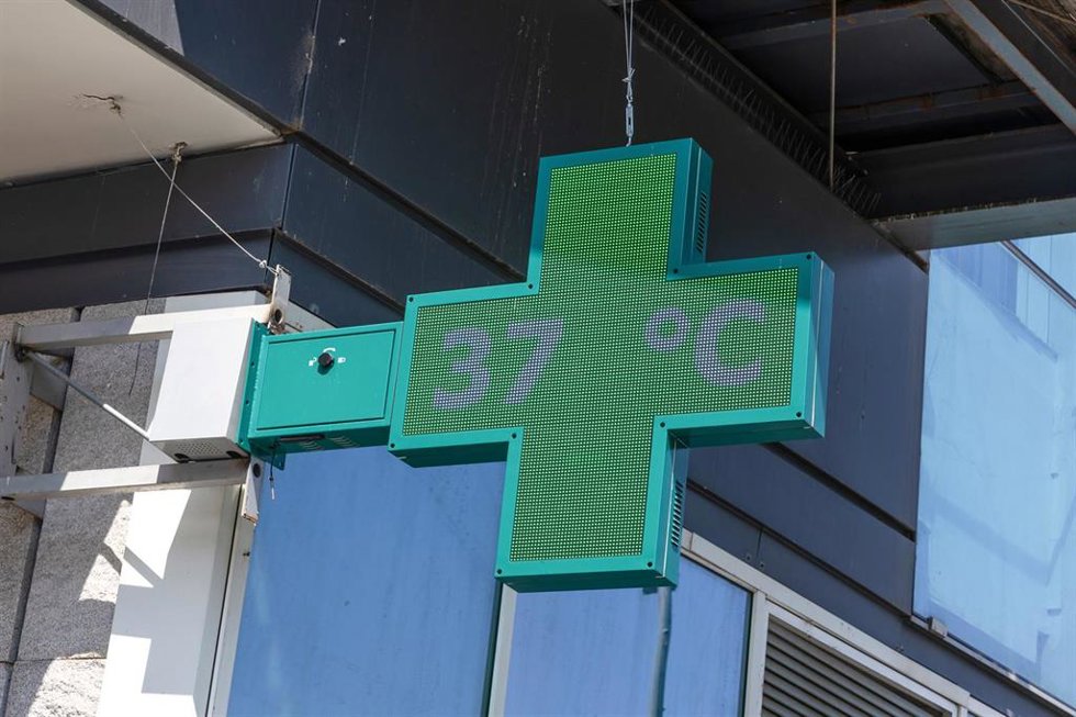 El termómetro de una farmacia indica 37 °C, a 6 de julio de 2026, en Madrid (España). La Agencia Estatal de Meteorología (Aemet) pronostica para este lunes, 6 de julio, el día álgido del episodio de ola de calor que afecta a España, con temperaturas máxim