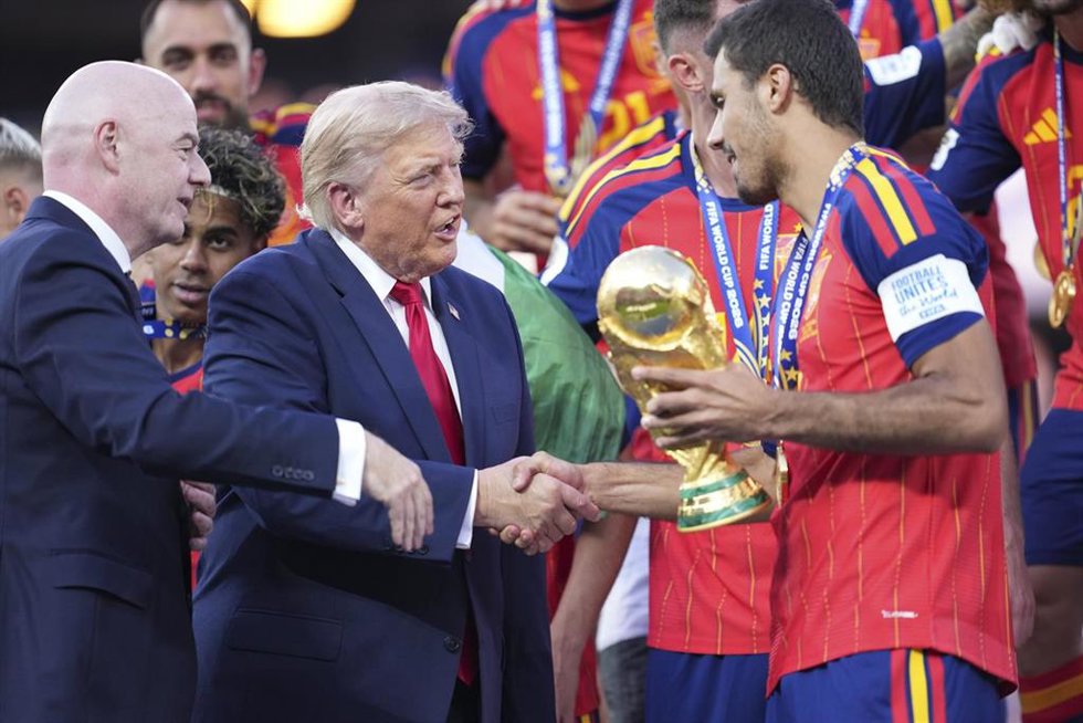 Gianni Infantino, Donald Trump y Rodri durante la entrega de la copa a España
