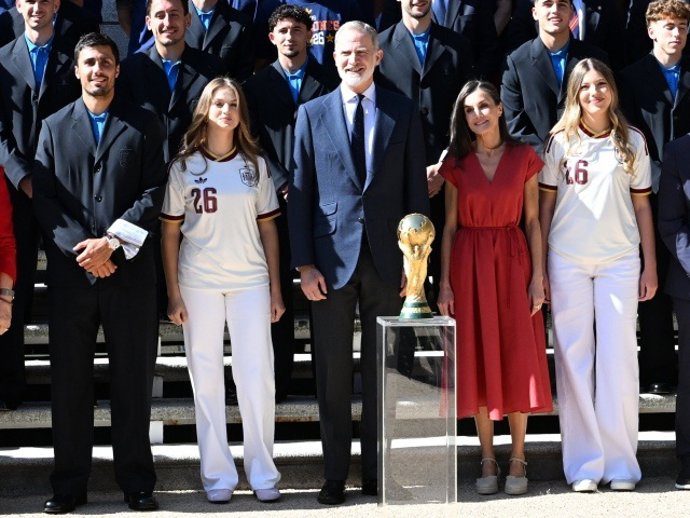 Sus Majestades los Reyes, Don Felipe VI y Doña Letizia, la Princesa Leonor y la Infanta Sofía junto a la Selección Española de fútbol tras proclamarse vencedora de la Copa Mundial de la Fifa contra Argentina, a 20 de julio de 2026, en Madrid (España).