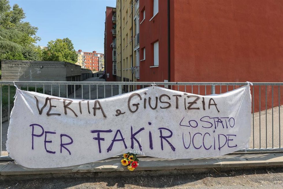 Pancarta de protesta por la muerte de Fakir, un marroquí, tras ser inmovilizado por la Policía en Bolonia (Italia)