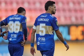 Futbol, Everton vs Huachipato. Fecha 3, Liga de Primera 2026. El jugador de Everton Ramiro Gonzalez, centro, lamenta la derrota contra Huachipato tras el partido de primera division disputado en el estadio Nicolas Chahuan de La Calera,