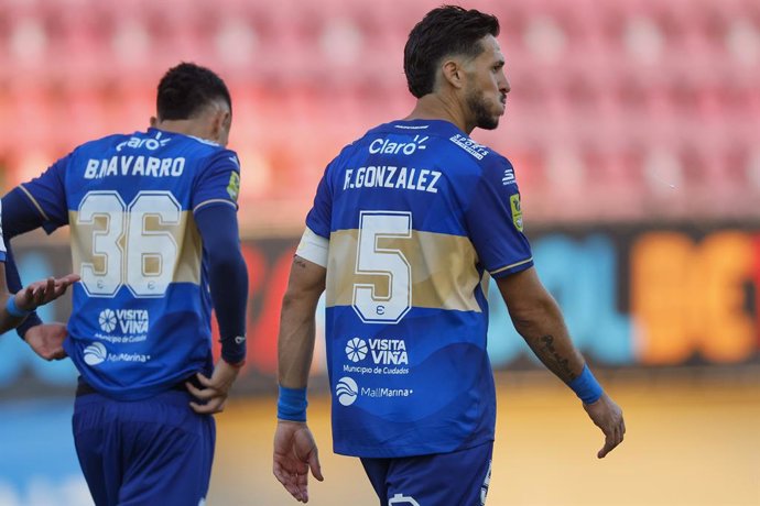 Futbol, Everton vs Huachipato. Fecha 3, Liga de Primera 2026. El jugador de Everton Ramiro Gonzalez, centro, lamenta la derrota contra Huachipato tras el partido de primera division disputado en el estadio Nicolas Chahuan de La Calera,