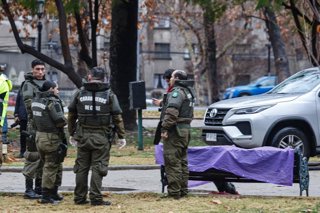 Santiago, 20 de julio de 2026.  La municipalidad de Santiago encuentra a una persona en situacion de calle fallecida en una banca del Parque Forestal debido presuntamente a las bajas temperaturas   Carabineros custodia el cuerpo en el lugar   Diego