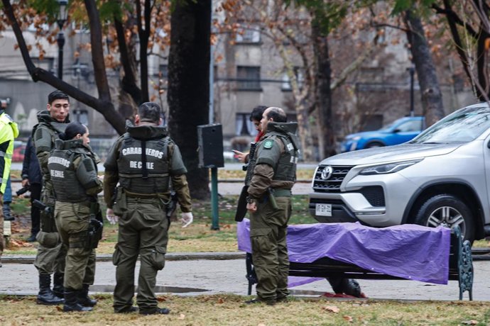Santiago, 20 de julio de 2026.  La municipalidad de Santiago encuentra a una persona en situacion de calle fallecida en una banca del Parque Forestal debido presuntamente a las bajas temperaturas   Carabineros custodia el cuerpo en el lugar   Diego