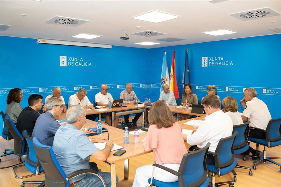 La conselleira do Mar, Marta Villaverde, se reúne con las cofradías