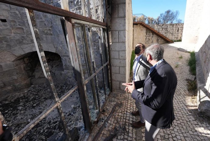 El presidente de la Diputación de Valladolid, Conrado Íscar, y el alcalde de Íscar, José Andrés Sanz, visitan el castillo de la localdidad, dañado por el fuego.
