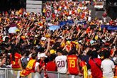 Foto: Miles de personas desafían al calor para ver a los campeones del mundo en Cibeles con abanicos, banderas y música